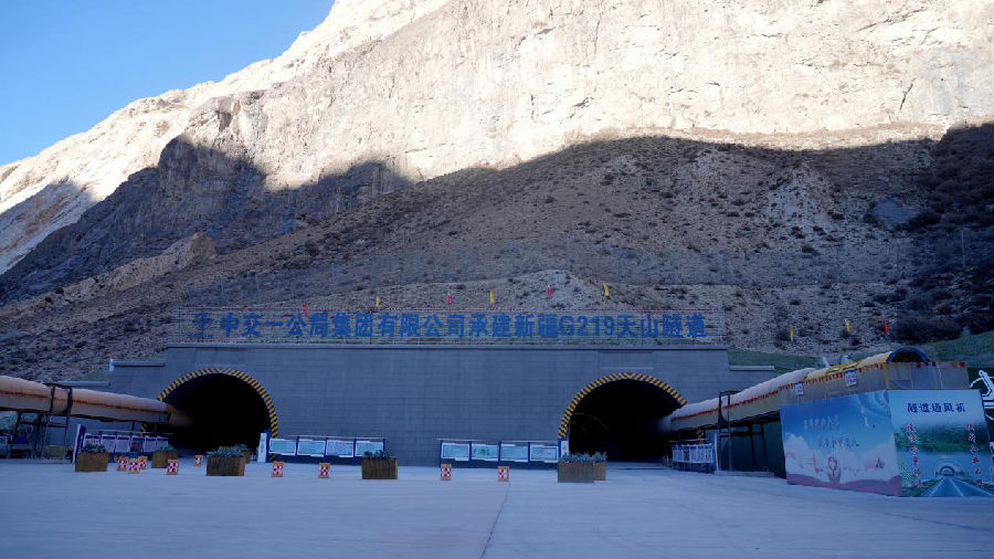 新疆G219昭苏至温宿公路EPC-2标西天山特长隧道出口端（赵新昌 摄）