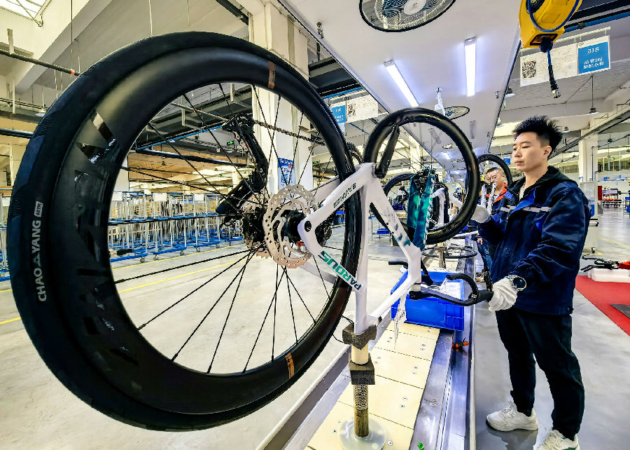 在山东泰山瑞豹复合材料有限公司生产车间，工人在组装碳纤维自行车。（贾鹏 摄）