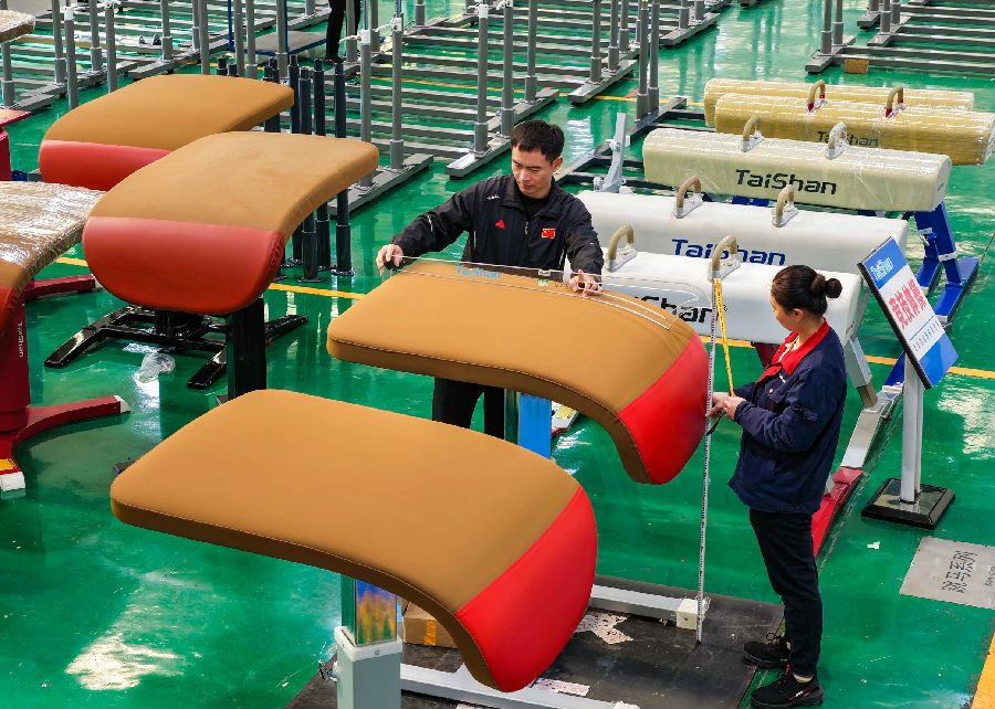 在山东泰山体育器材有限公司生产车间，工人在检测刚下线的鞍马。（贾鹏 摄）