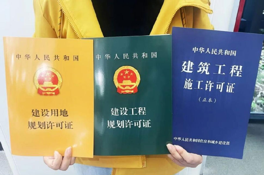 企业领取相关证件（陈馨 摄）