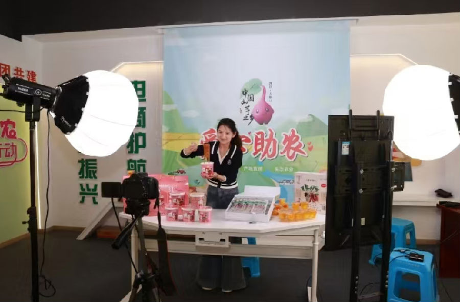 大路口山芋粉丝通过直播间销往全国各地。（吴天元 摄）