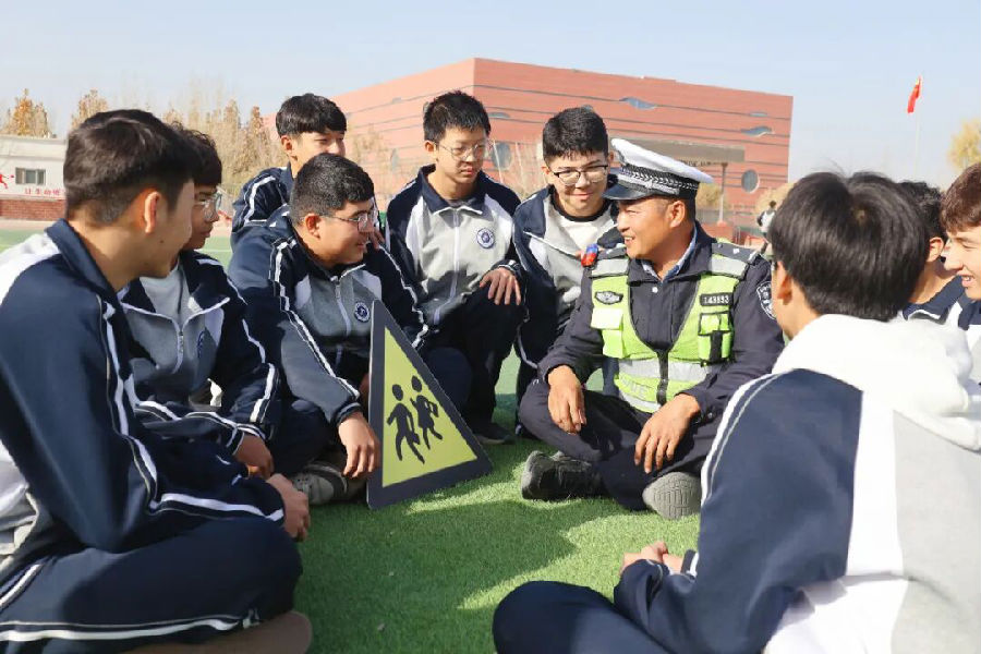 民警正在科普交通安全知识（李超 摄）