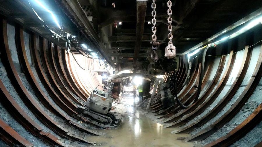 在新疆G219昭苏至温宿公路EPC-2标段西天山特长隧道平导洞内，工人给“温宿号”TBM硬岩掘进机更换刀盘（赵新昌 摄）