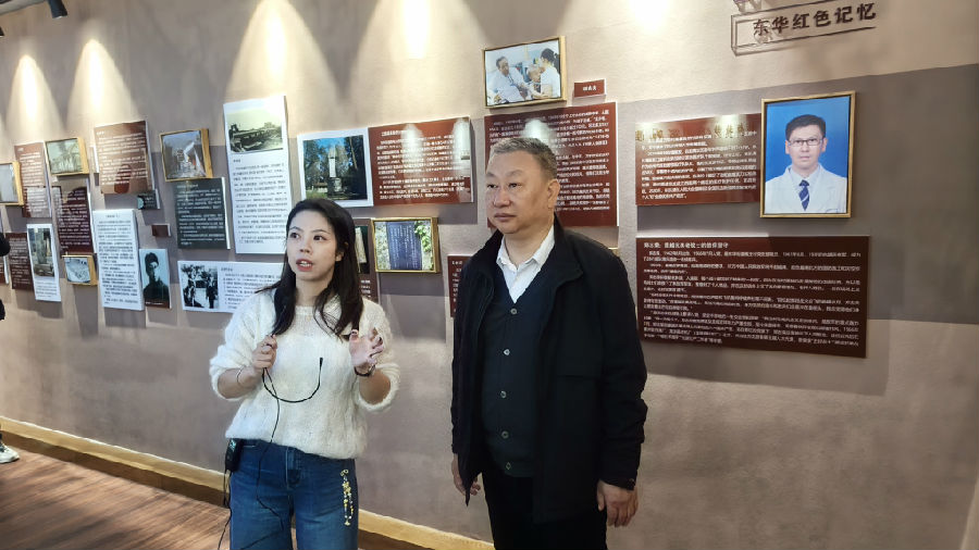 翁婷介绍场景更新的情况 （曾庆华 摄）