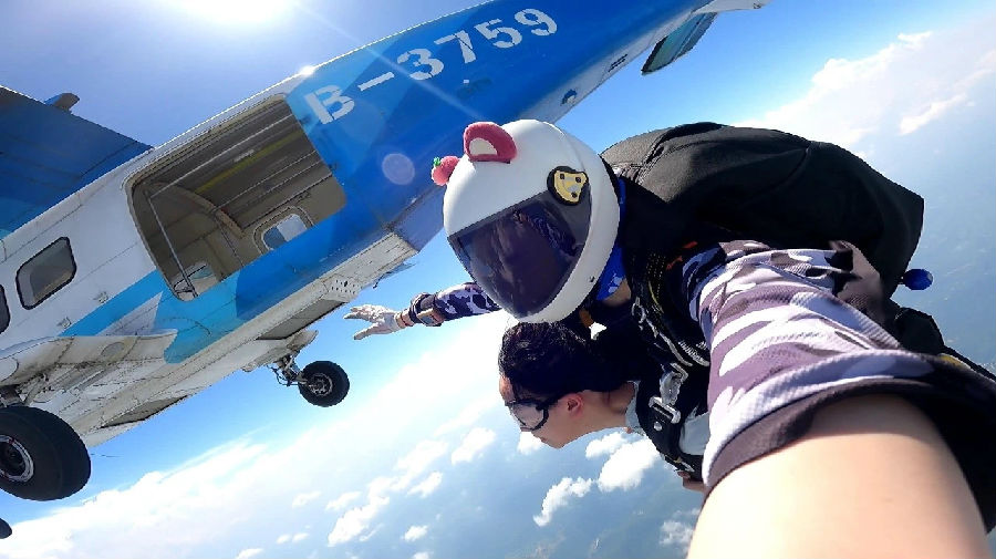 运动员展示低空跳山（向继华 摄）