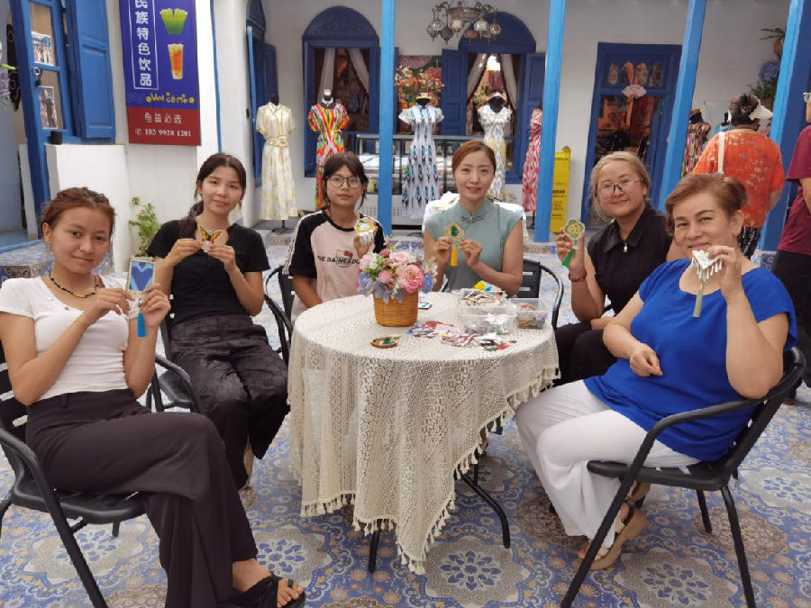 努日古丽·买买提(右一)和马小艳(右三)(王红丽 摄) 努日古丽·买买提(右一)和马小艳(右三)(王红丽 摄)