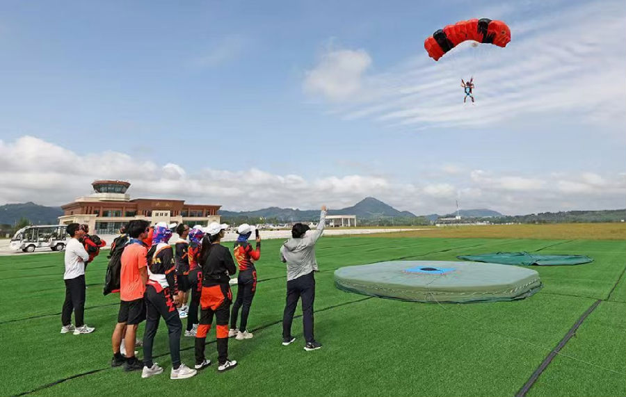 国家跳伞队在竹山通用培训跳伞运动员（向继华 摄）
