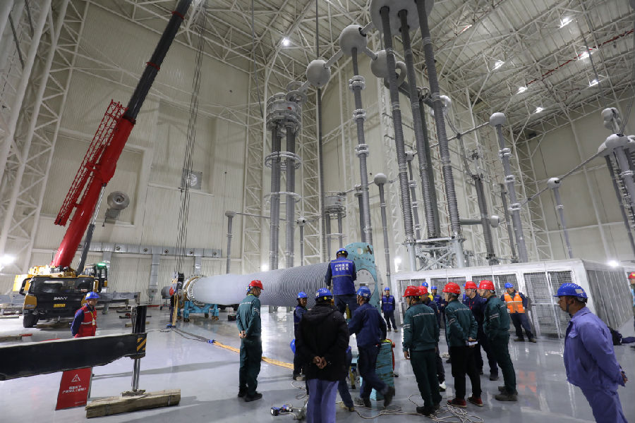 ±1100千伏直流穿墙套管更换作业现场(王殿雄 摄) ±1100千伏直流穿墙套管更换作业现场(王殿雄 摄)