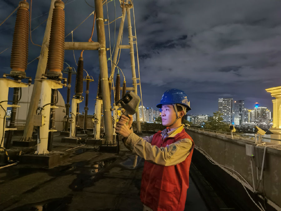 国网厦门供电公司工作人员开展防污闪专项夜间特巡（孙志鸿 摄）