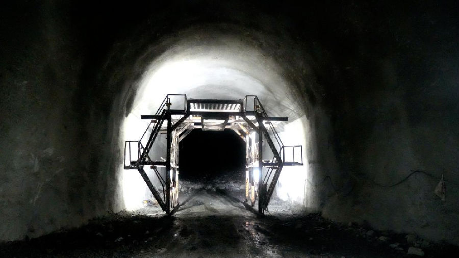 新疆G219昭苏至温宿公路EPC-2标段西天山特长隧道平导洞内，工人开凿的横通道（赵新昌 摄）