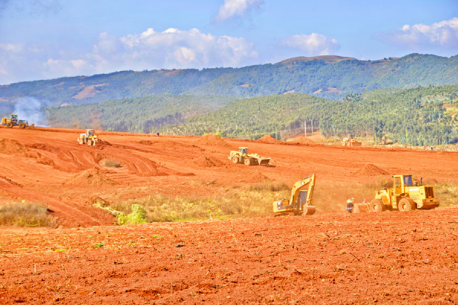 卫泸片区4万亩“望天田”破除田埂施工现场（赵树龙 摄）