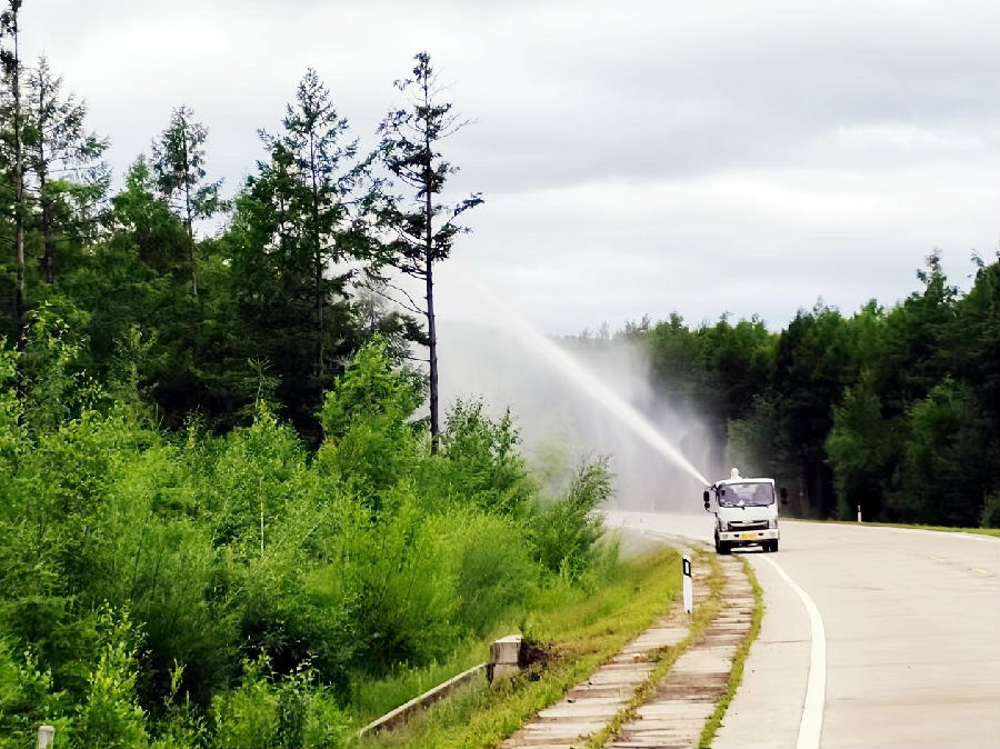 林业局专业人员正在开展有害生物防治作业（崔红霞 摄）