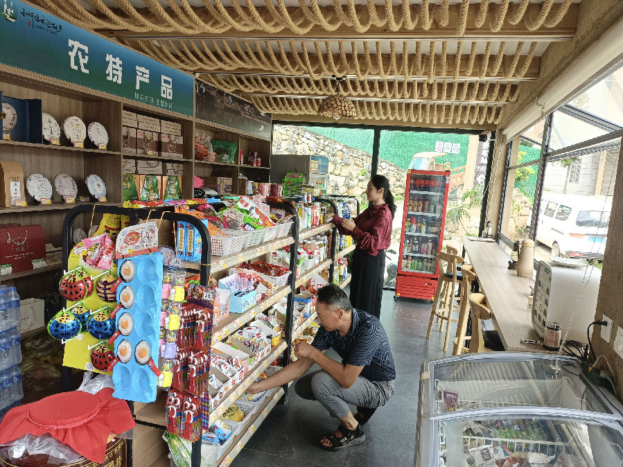 李勇夫妇在店内整理货物（李菲菲 摄）