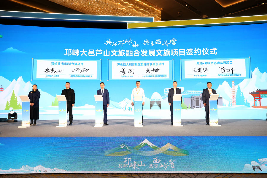 签约现场(王生荣 摄) 签约现场(王生荣 摄)