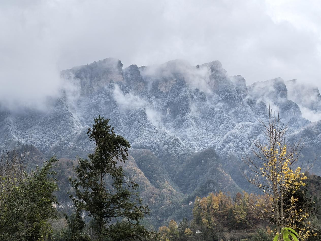 盐井峡在一场飞雪过后已然“换装”(康勇 摄)