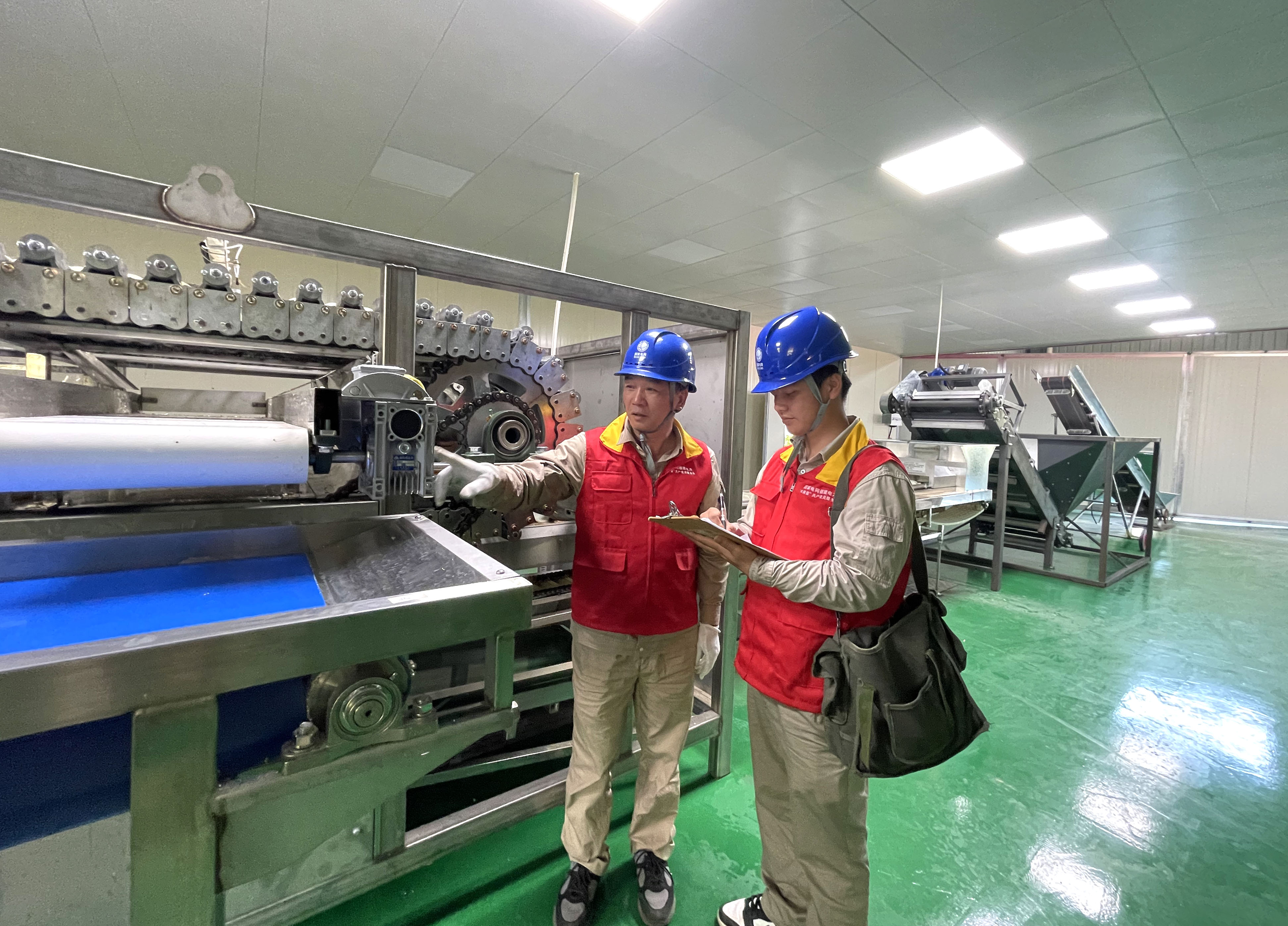 11月14日,国网建瓯市供电公司东游供电所组织工作人员到东游村汪传明玉米加工厂对关键用电设施进行细致检测排除安全隐患。(张显凤 摄)