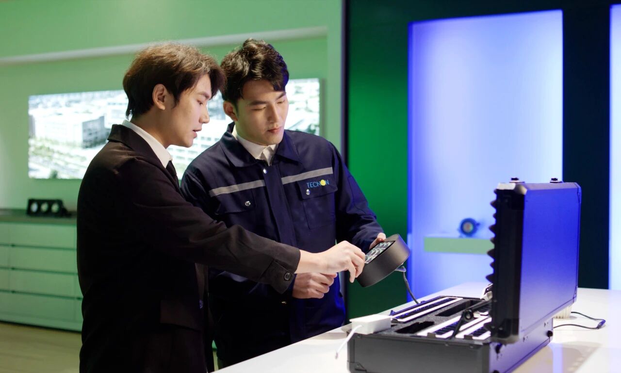 太龙电子股份有限公司研发的“一种透镜角度调整结构”正式通过国家知识产权局的专利申请。(陈燕贤 摄)