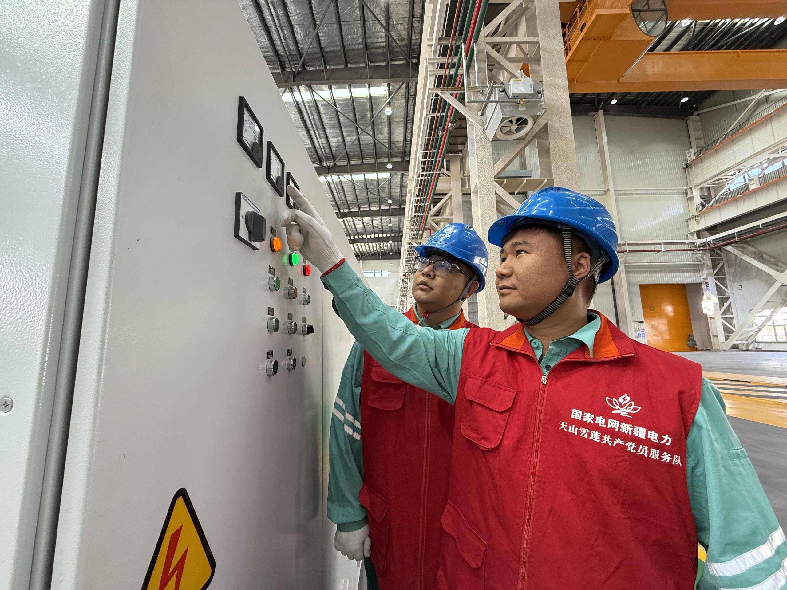 国网新疆电力有限公司网格员对哈密市企业开展上门服务,为企业排查用电安全隐患。(阿丽亚·莫明 摄)