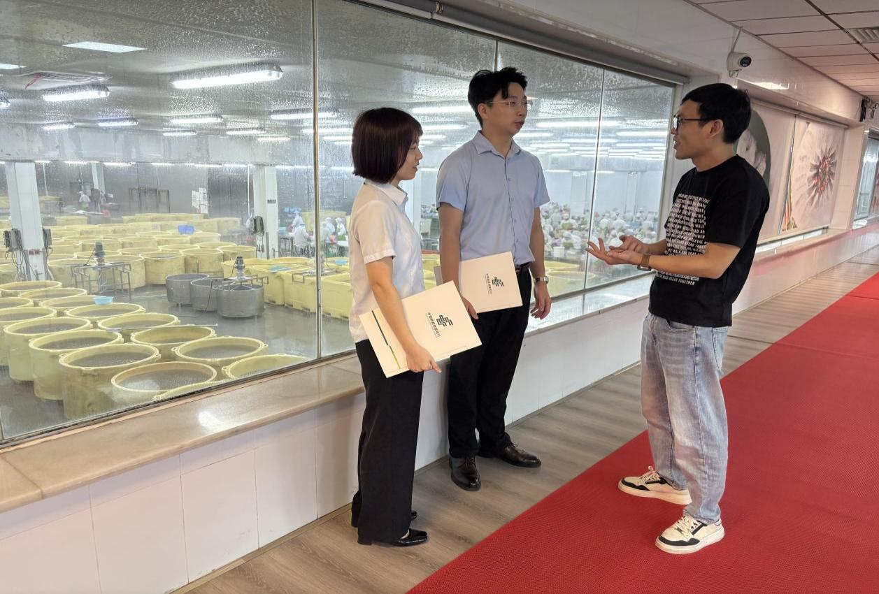 邮储银行汕头市分行信贷客户经理走访企业 (洪伟钦 摄) 配图1