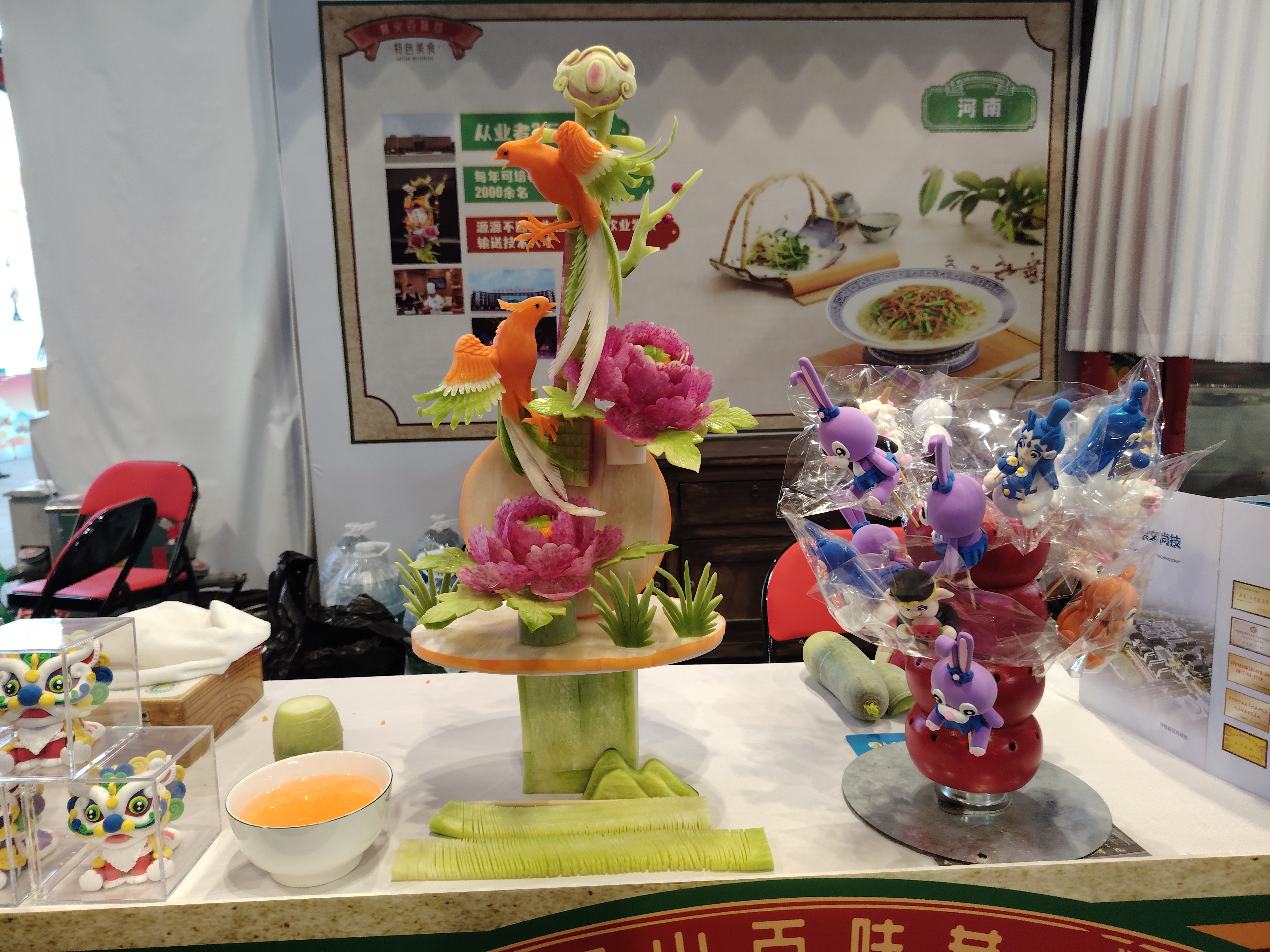 长垣烹饪大师雕刻“鸟语花香”展示成品。(刘伟平摄)