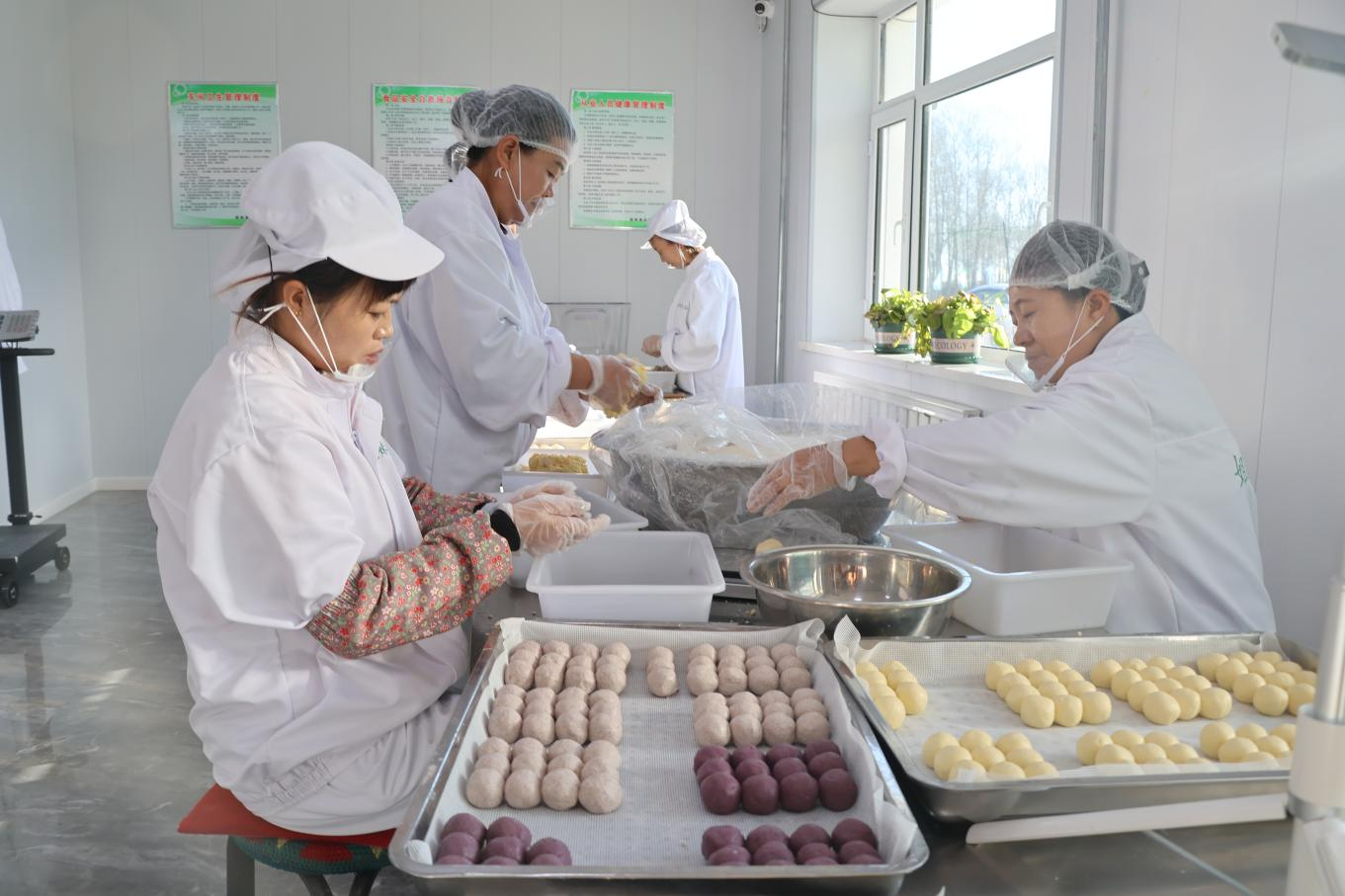 女员工们正在包豆包(高伟 摄)