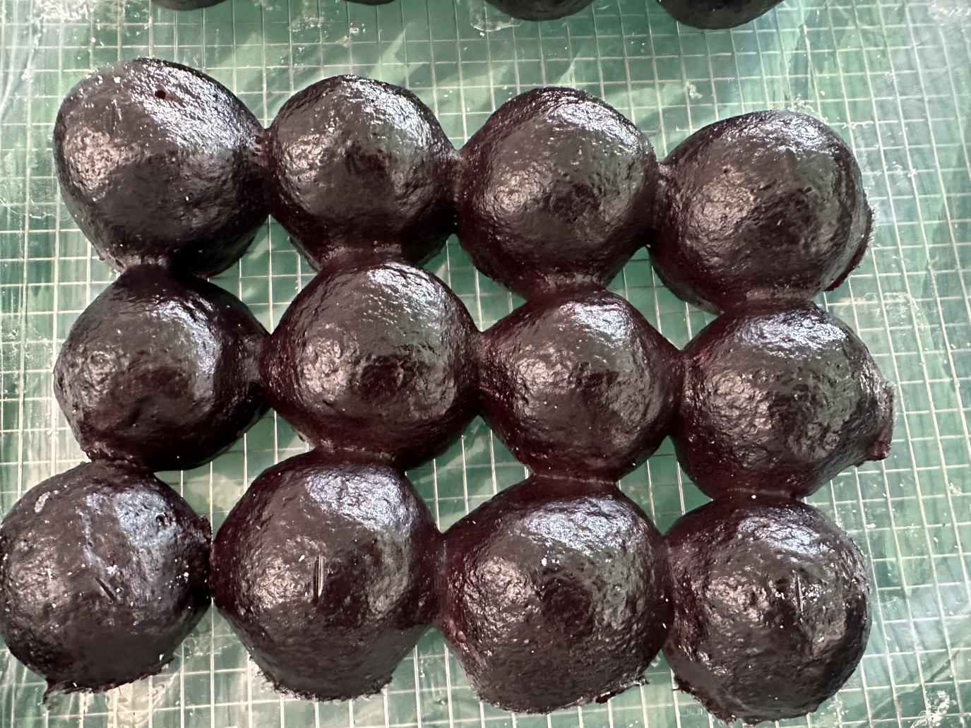 蒸熟后的黑米豆包(于海静 摄)