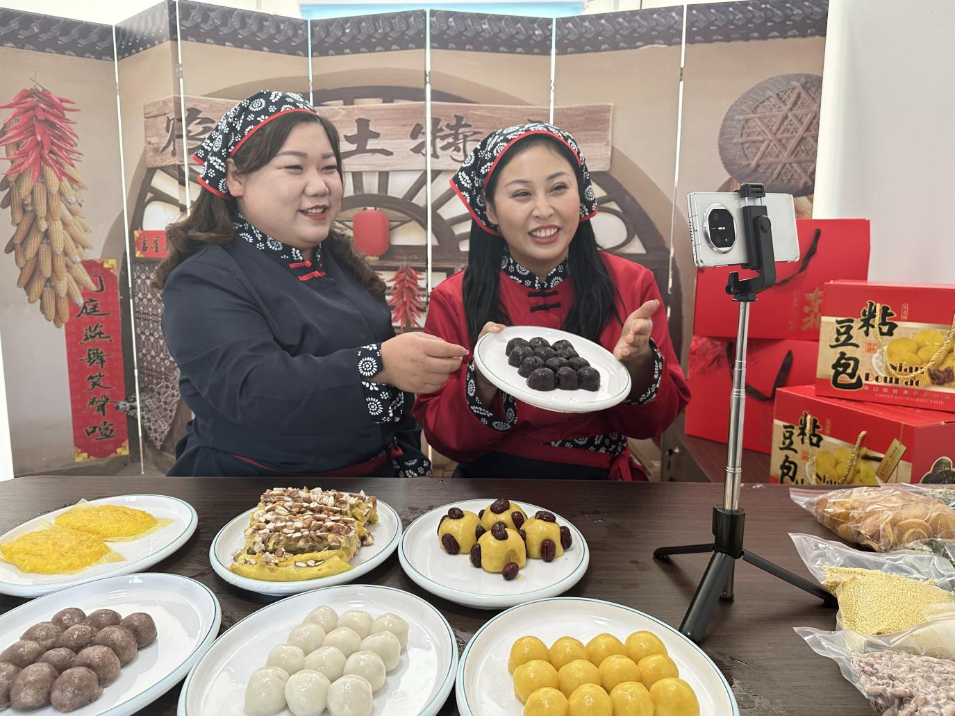 企业负责人李百玲、赵静正在直播(高伟 摄)