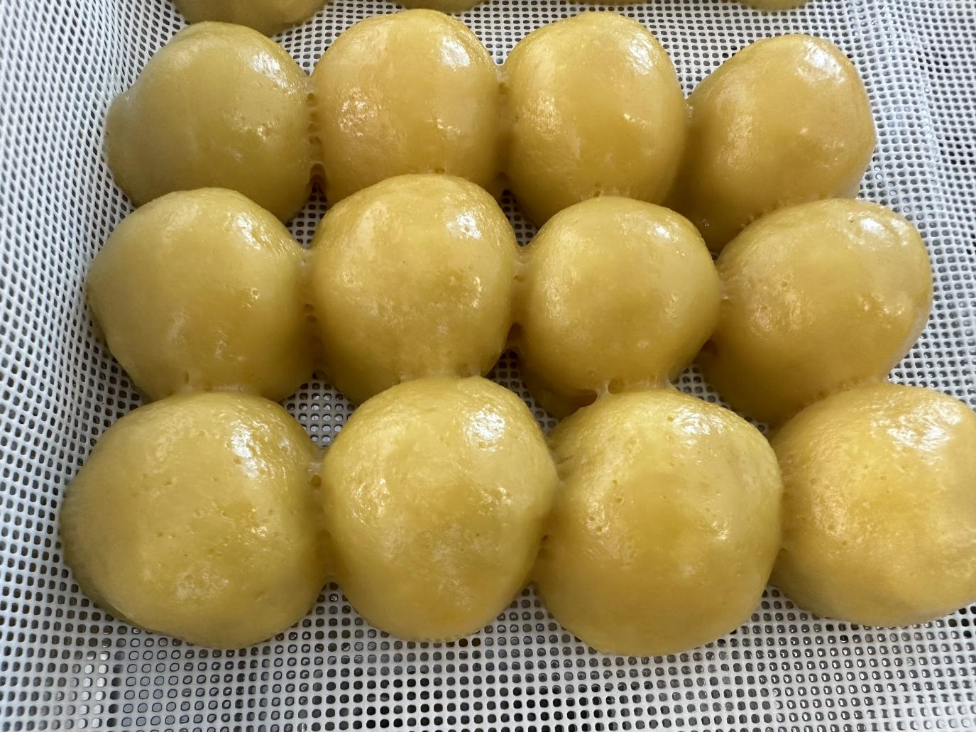 蒸熟的黄豆包(于海静 摄)