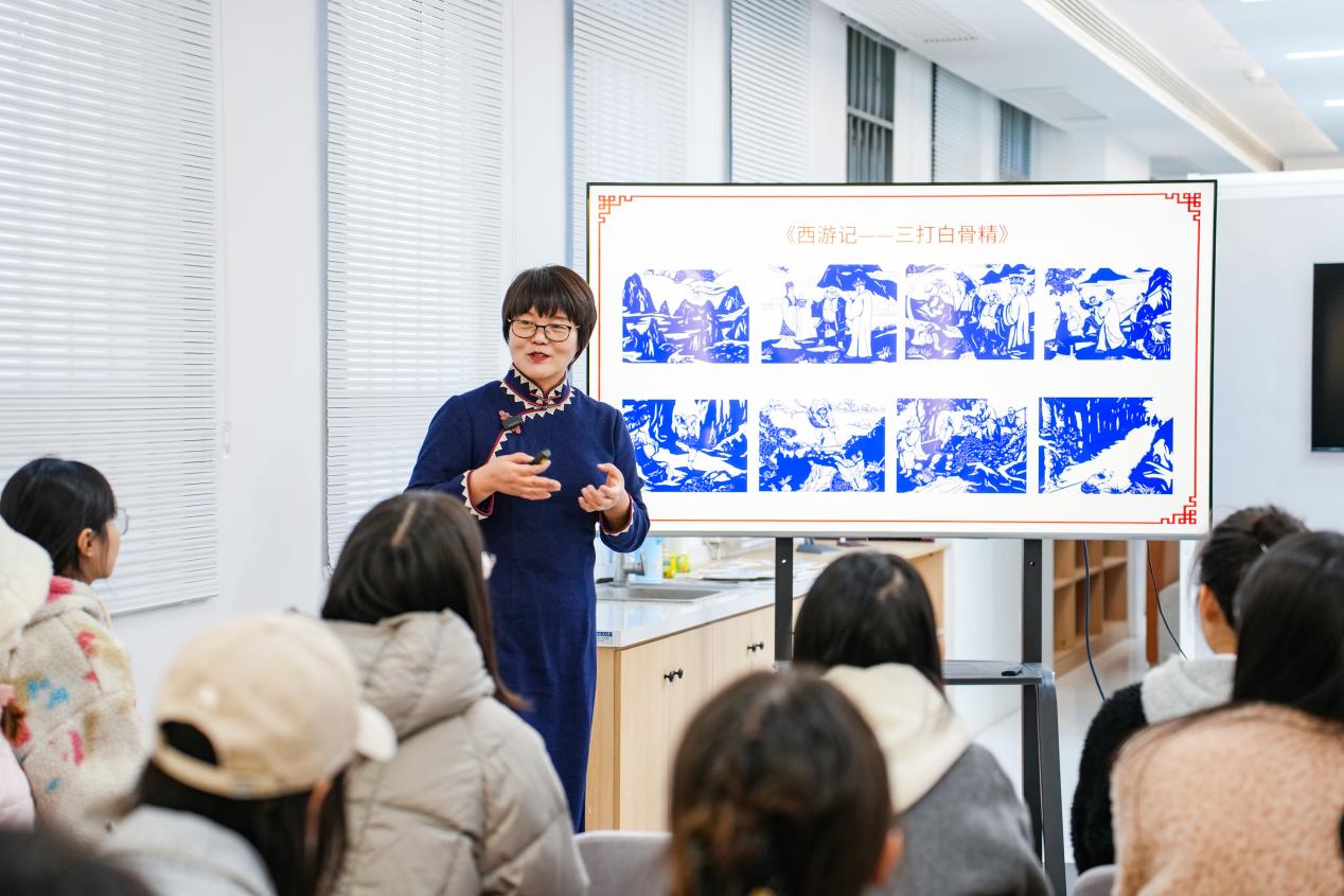 孙洪香向学生们分享《西游记——三打白骨精》剪纸创意过程(孙荪 摄)