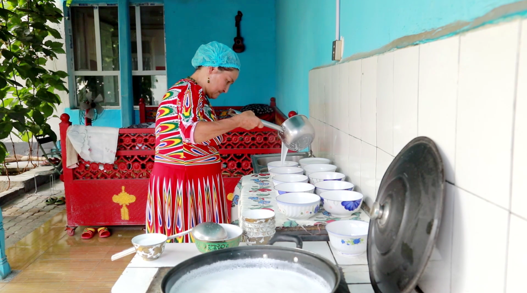 赛里木老酸奶传承人正在制作酸奶(阿卜杜艾则孜·图尔荪 摄)