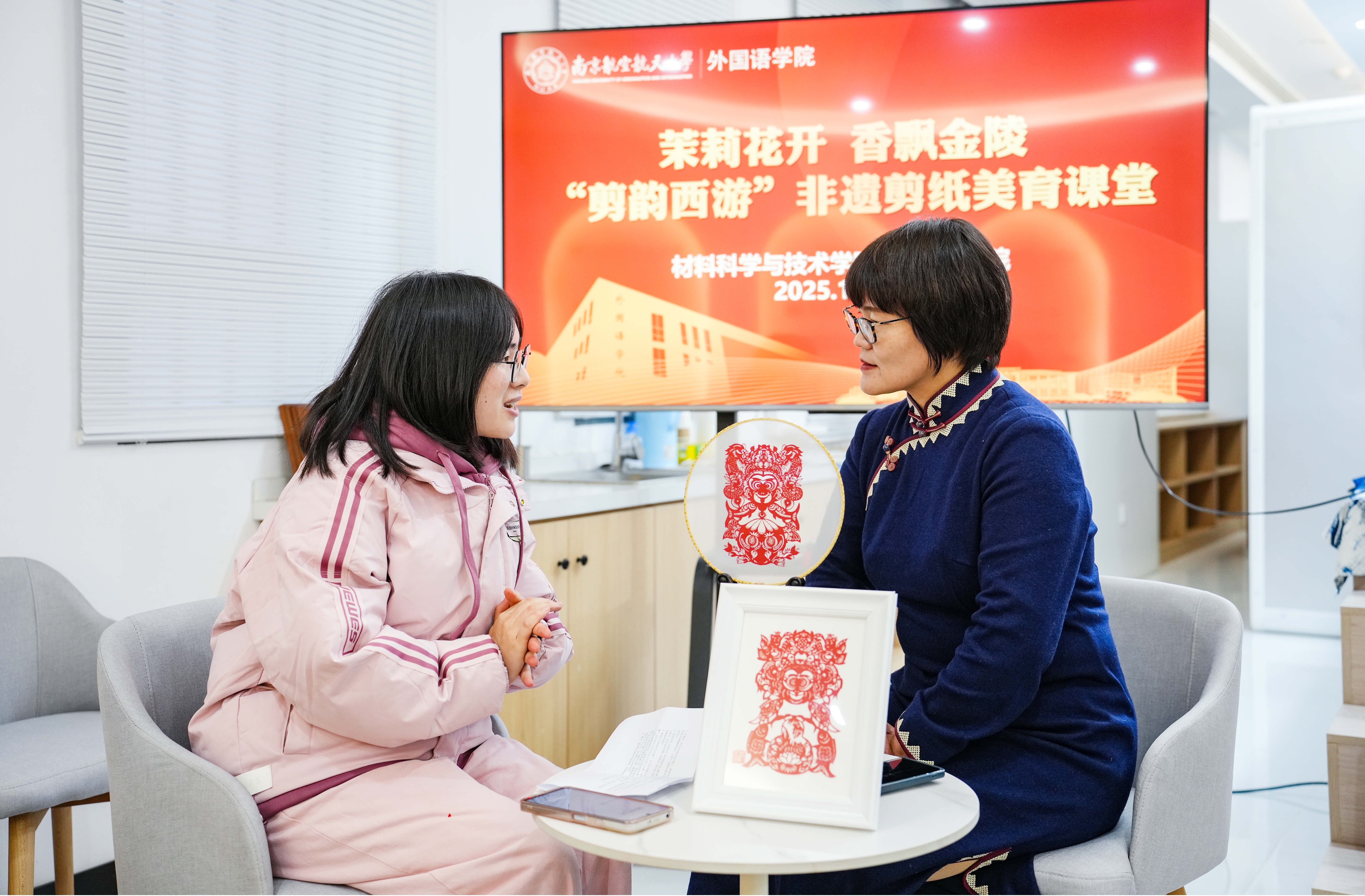 孙洪香与学生代表交流(孙荪 摄)