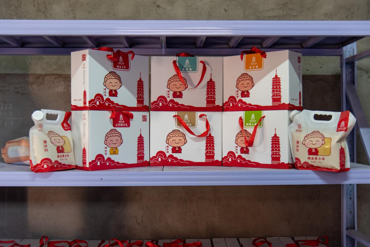 “佛小谷”系列文创农产品整齐陈列(楚向东 摄)