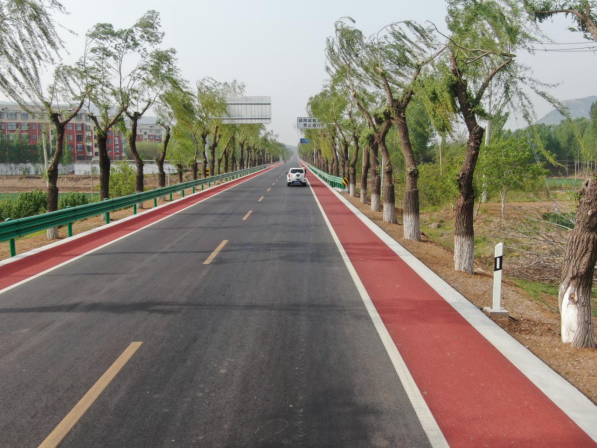 笔直的道路通向诗与远方(刘影 摄)