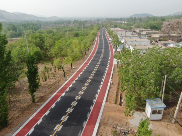 路绕村转 (田雪 摄)