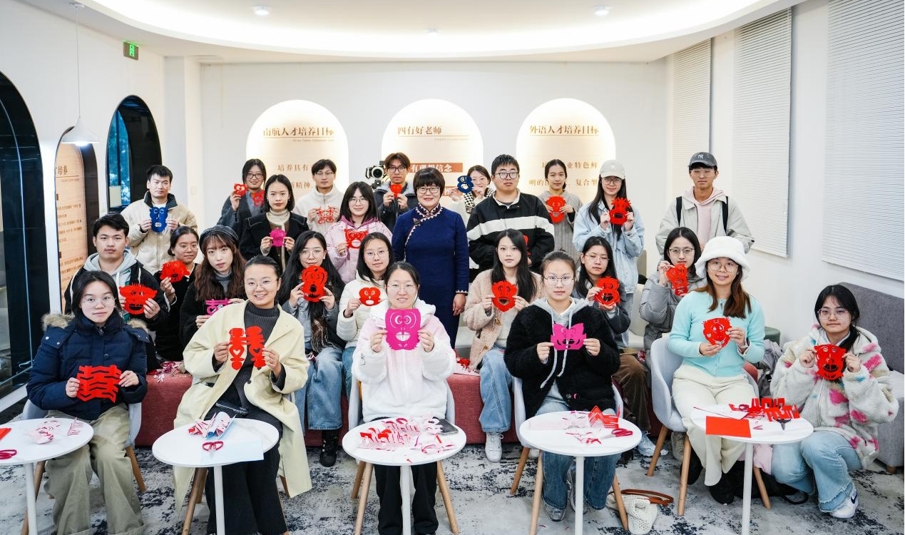 孙洪香与学生们一起剪纸、合影留念。(孙荪 摄)