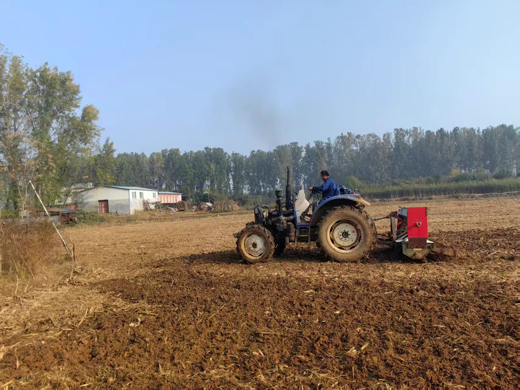 机械手在旋耕土地(李建武 摄)