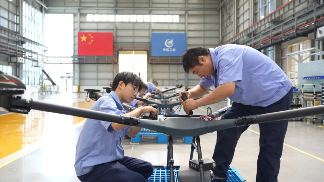 神州六合无人机装配车间内,工人正在组装无人机 (汪一舟 摄)