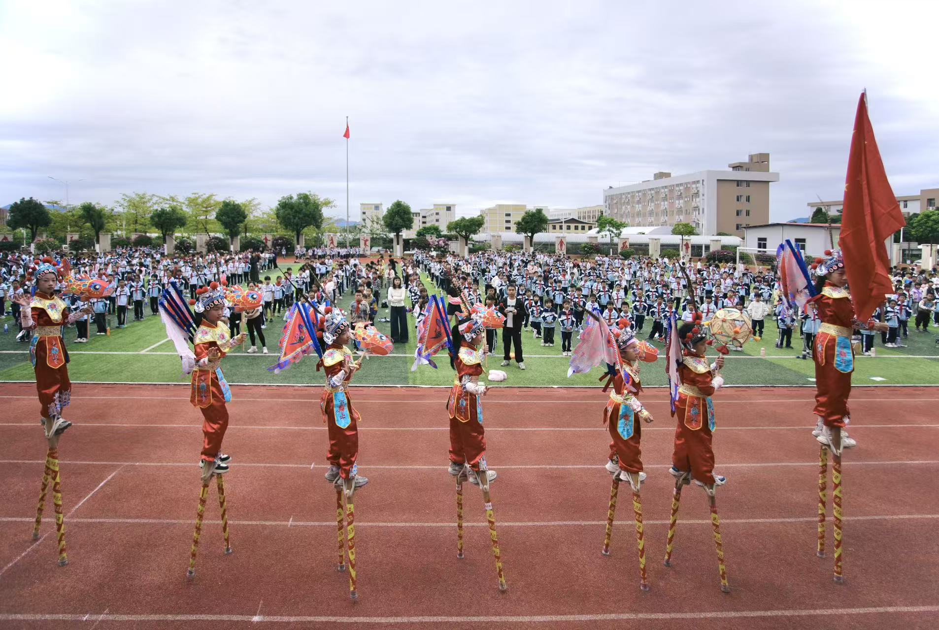 高跷社团队员参加校运会开幕式展演。(罗薇 摄)