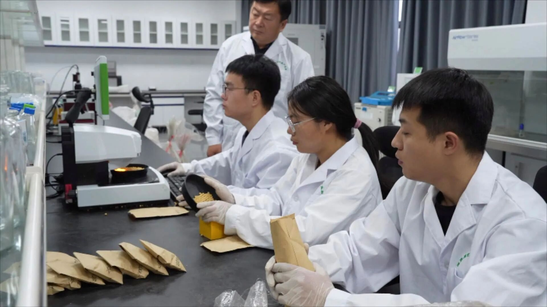 对大豆种子进行离心分析(刘锐 摄)