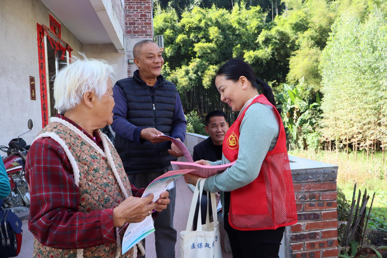 开展送政策到家活动(李欣欣 摄)