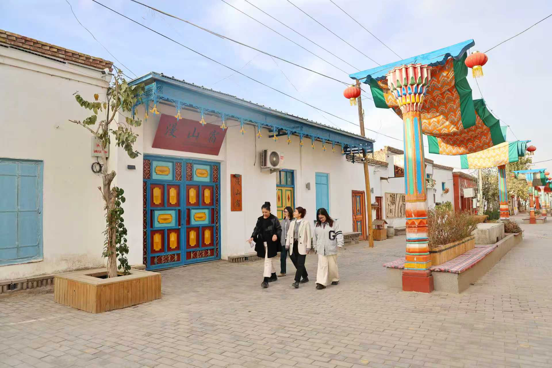 游客漫步在热斯坦街道(王陇江 摄)