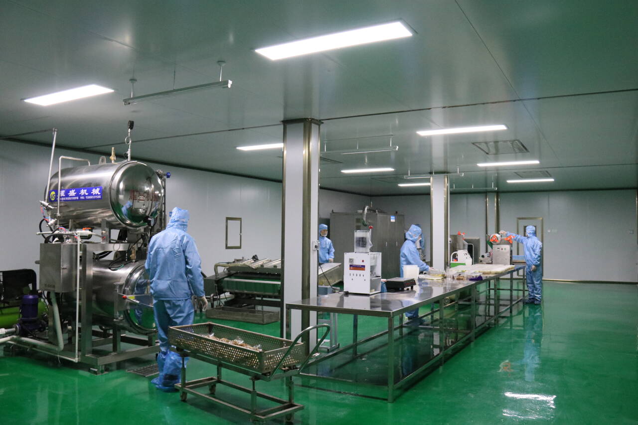 十堰五洲鸿运畜牧产品开发有限公司马头山羊肉加工车间一片忙碌景象(邹景根 摄)