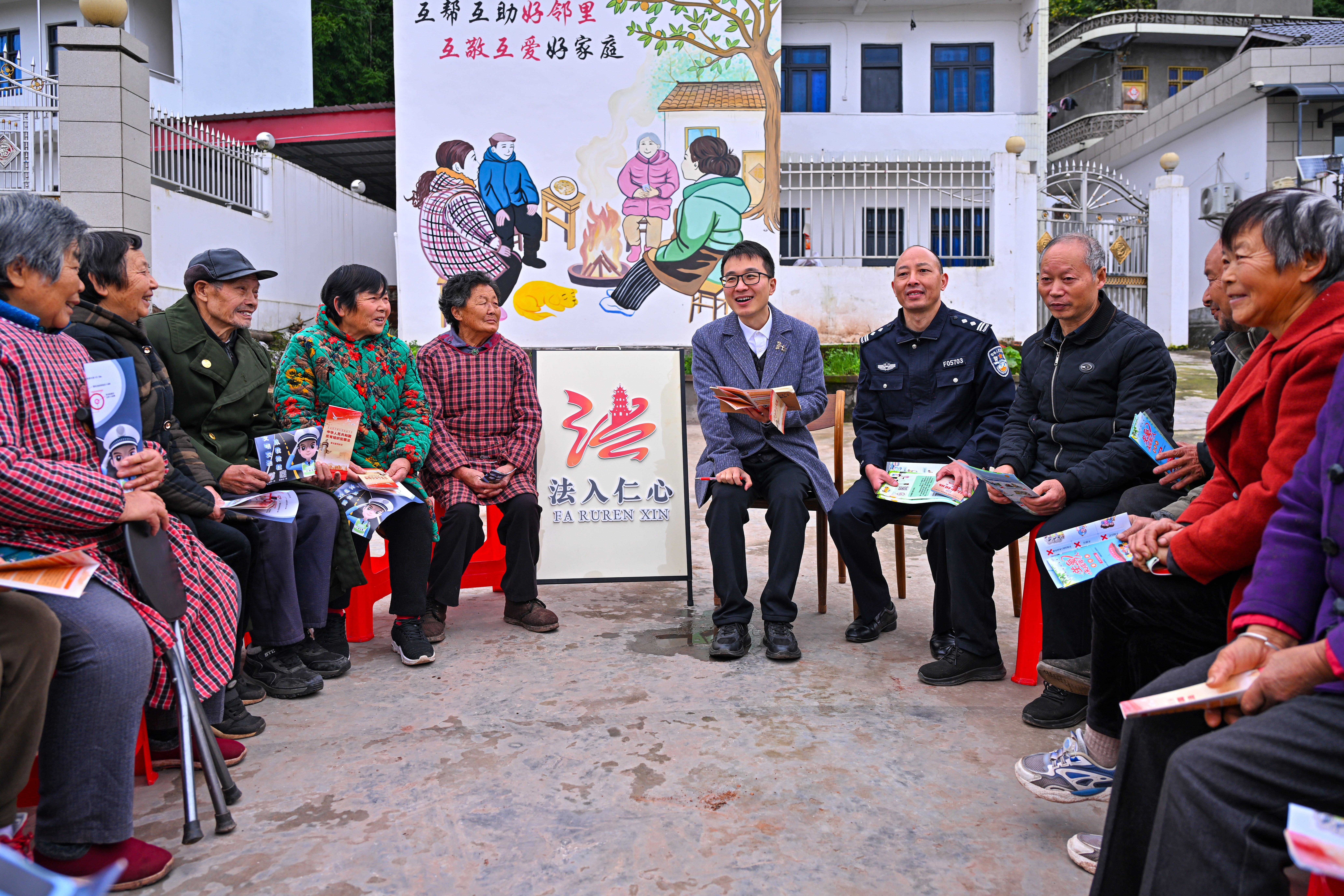 仁寿县富加镇天贵社区世代家园小区业主代表正在议事(潘帅 摄)