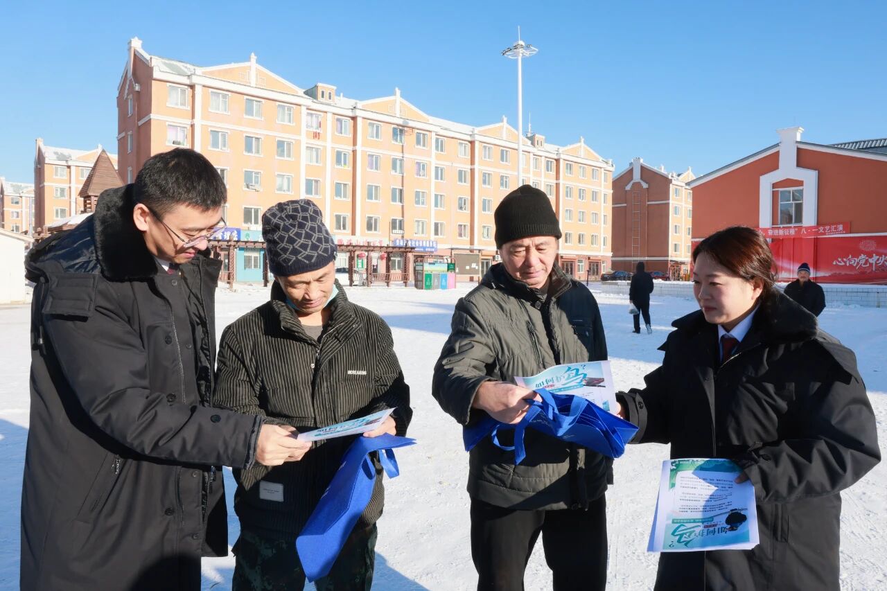 检察干警现场发放宣传单(董云玲 摄)