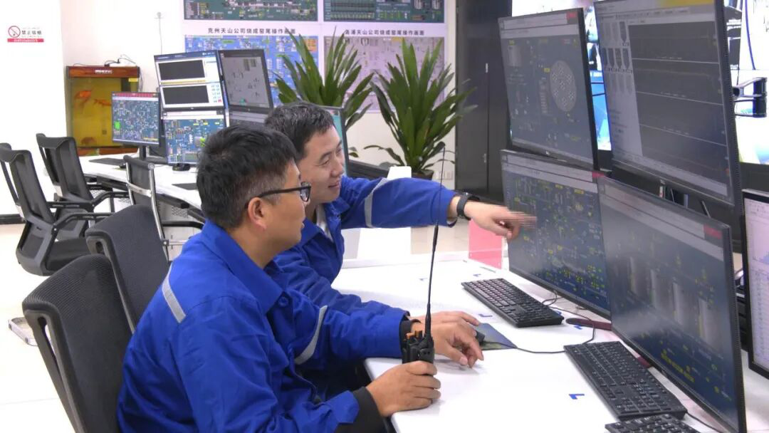 工作人员正在指挥中心实时查看设备运行情况(李可施 摄)