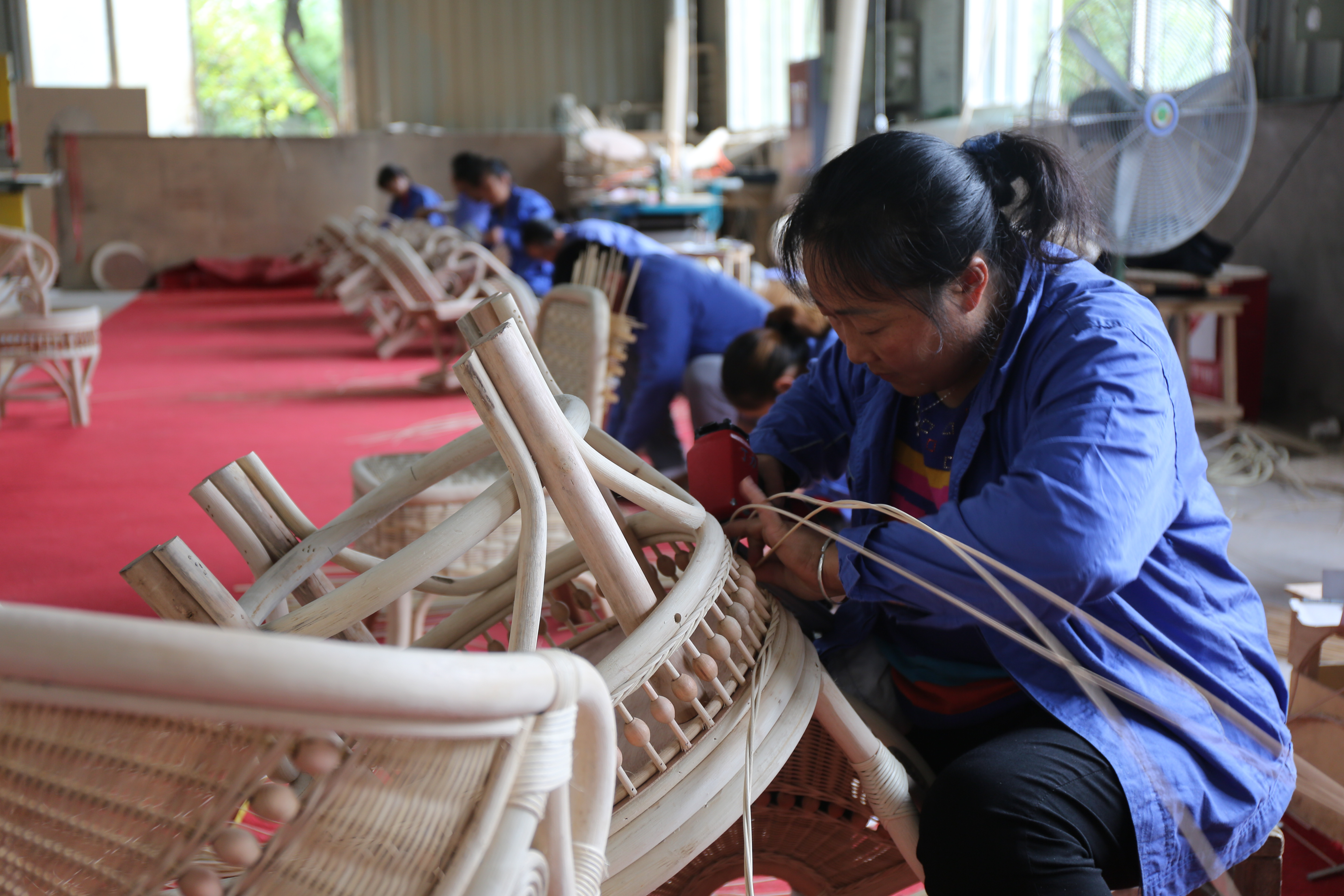 工人进行竹工艺编织(纳林 摄)