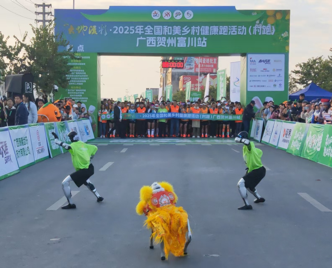 AI机器人与机器狗亮相开幕式(韩睿琦 摄)