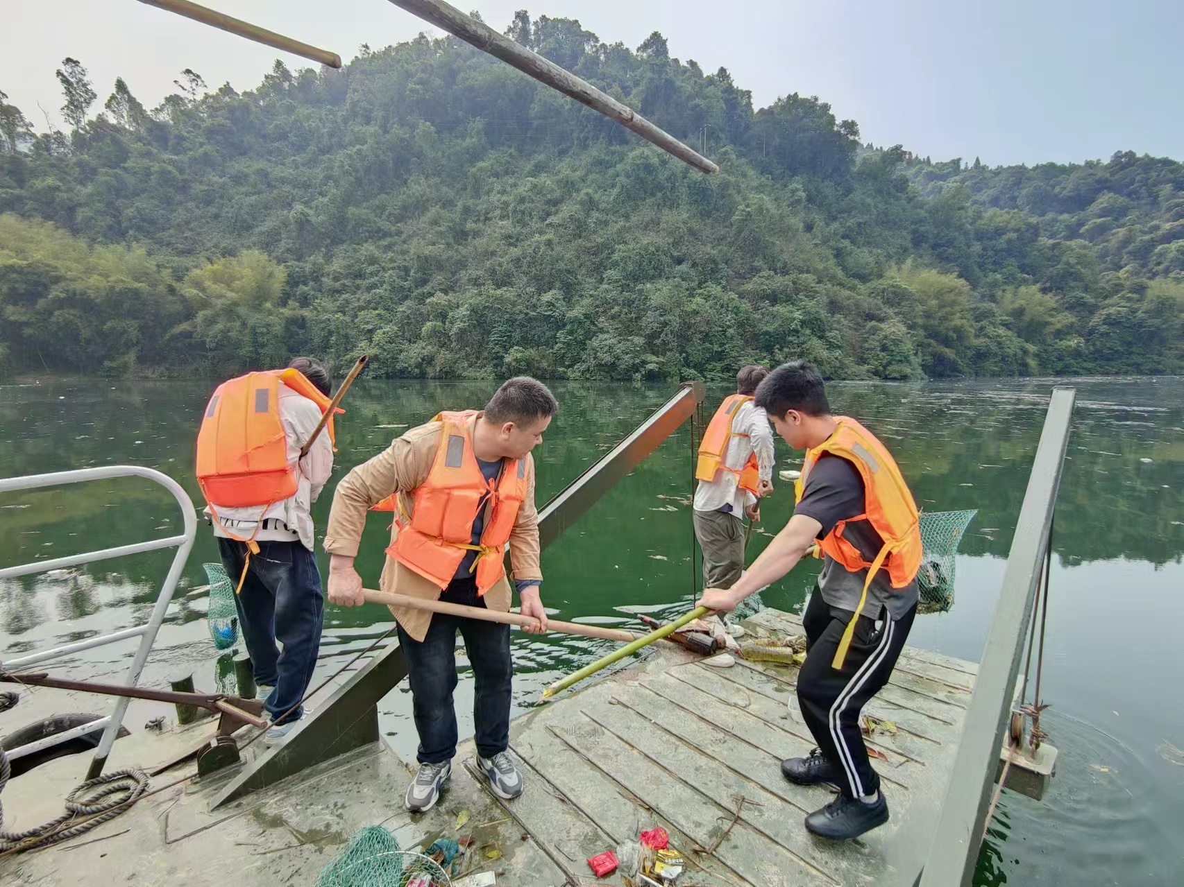 桂江昭平段沿岸干部群众清理江面漂浮物。(李梅源 摄)