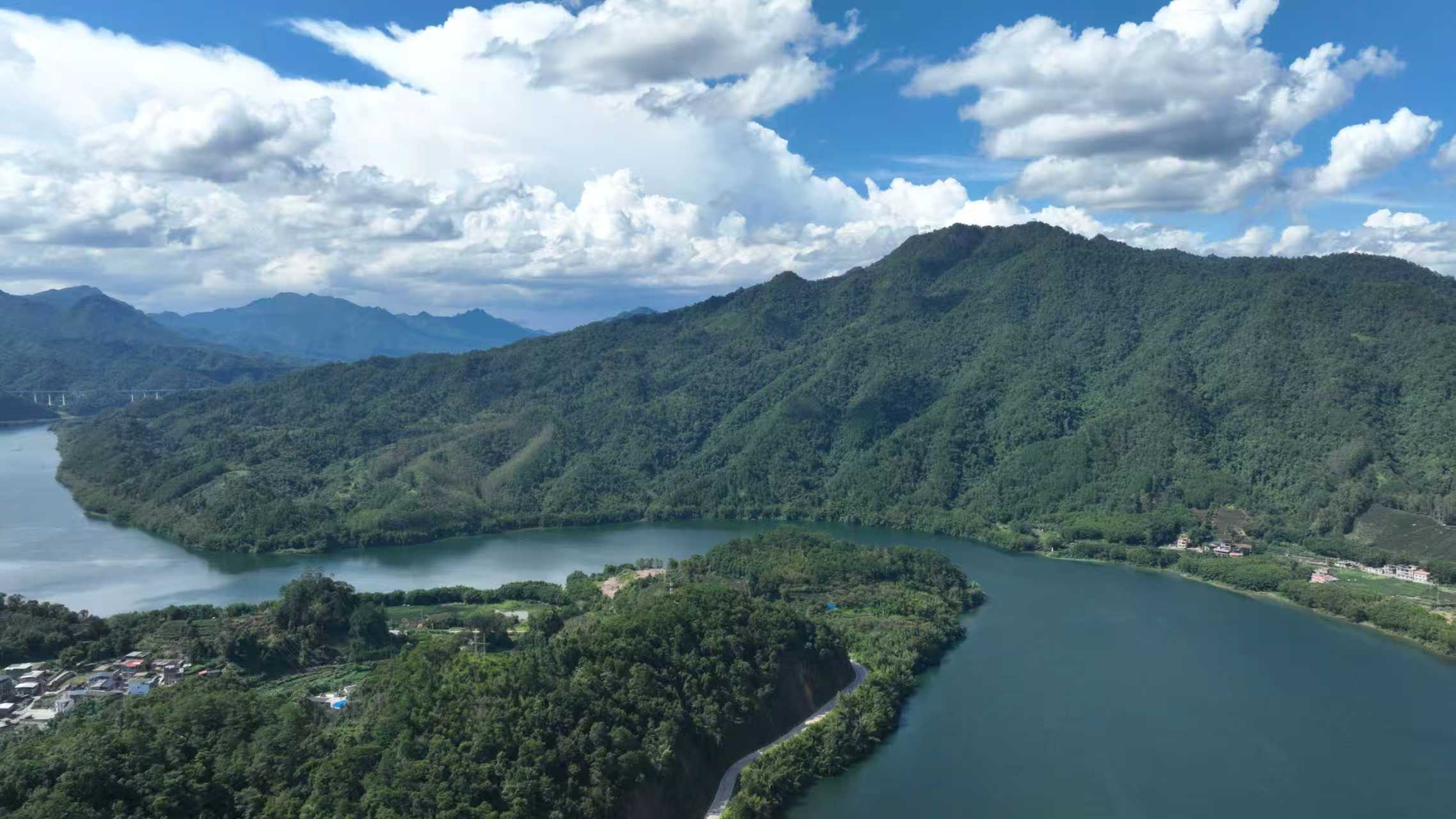 桂江昭平段自然生态风光。(左德强 摄)