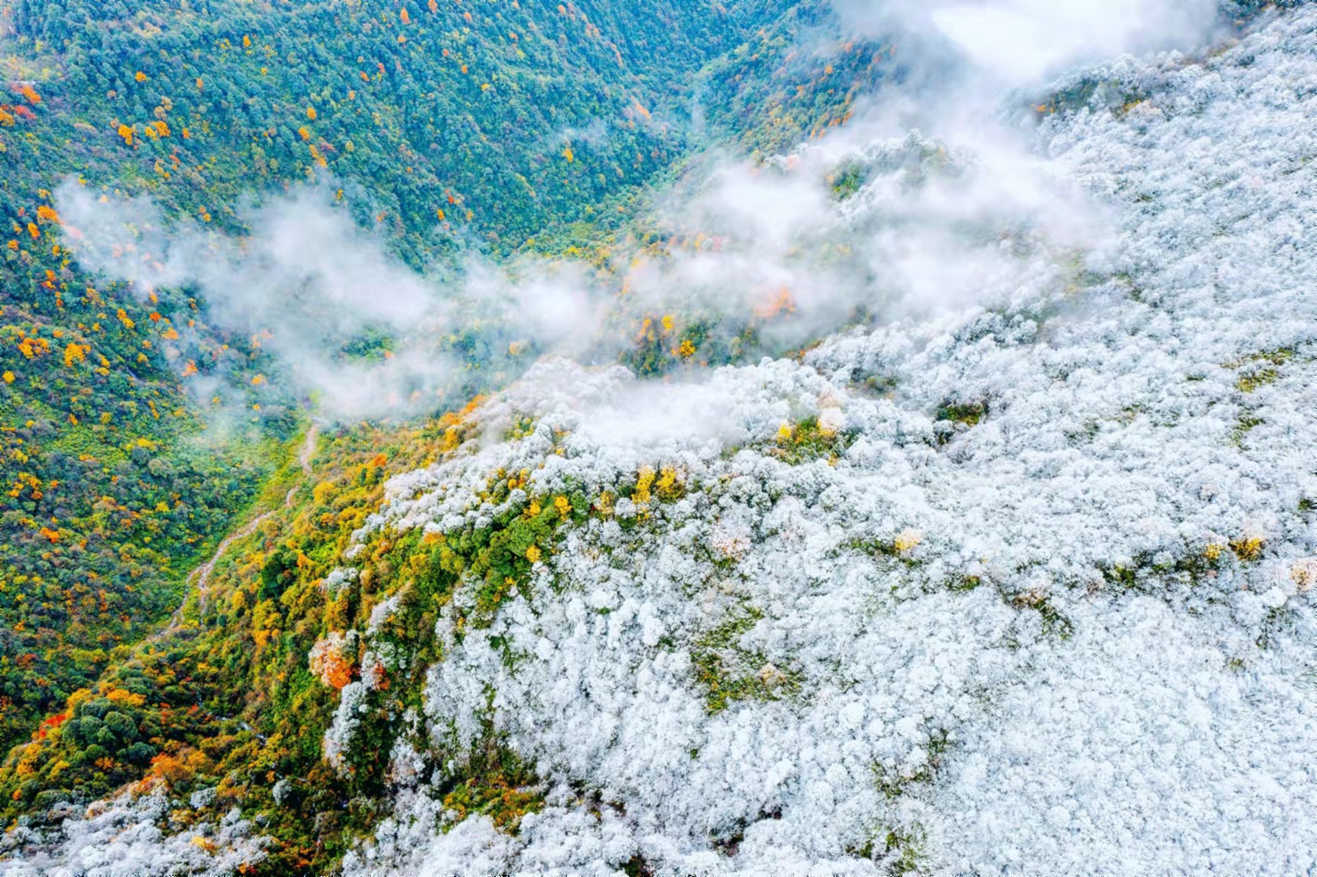 多彩瓦屋山(周宇琴 摄)